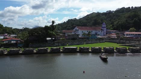 Hafen-Von-Portobelo,-Kolonie-Panama,-Drohnenaufnahmen