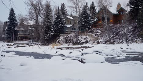 Pueblo-Idílico-Y-Paisaje-Nevado-En-Un-Frío-Día-De-Invierno,-Arroyo-Y-Coníferas