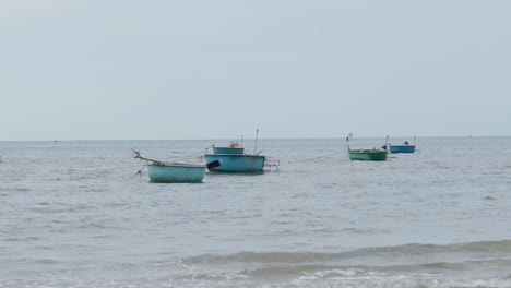 Schöne-Korbboote,-Die-Auf-Dem-Meer-Schwimmen