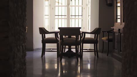 Malerische-Innenansicht-Eines-Essbereichs-Mit-Tisch-Und-Stühlen