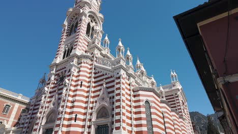 Gotische-Pracht-Der-Gestreiften-Fassade-Der-Kirche-El-Carmen-In-Bogotá,-Kolumbien