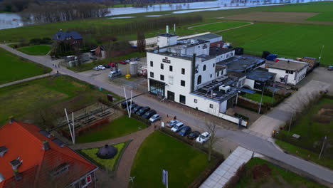 Incline-El-Avión-Teledirigido-Sobre-La-Famosa-Cervecería-Duke-Jan-En-Arcen-Limburg