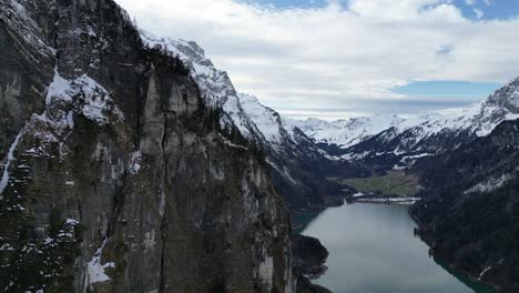 Klöntalersee,-Schweiz,-Berühmter-See-Und-Klippen---Gut-Für-Zeitraffer