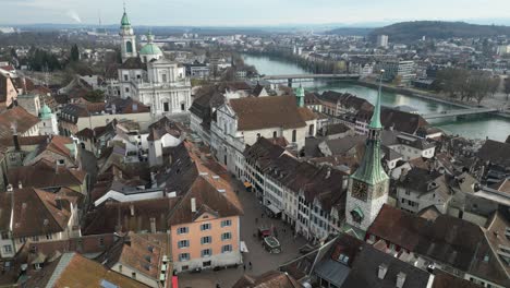 Solothurn-Schweiz-Belebten-Straßen-Der-Innenstadt-Mit-Blick-Auf-Kanal-Und-Brücke