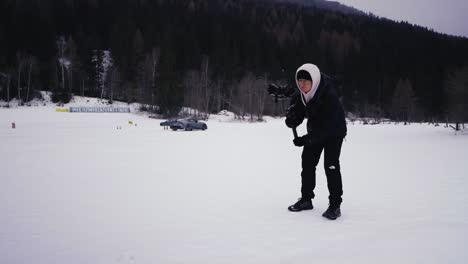 Videofilmer-Halten-Kardanische-Kamerastabilisierungsausrüstung,-Winterdrift-Event