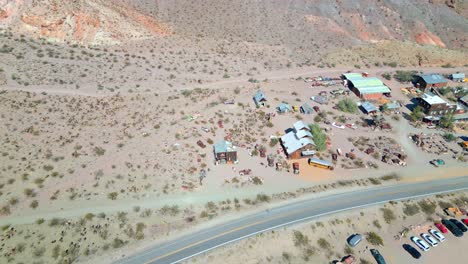 Coches-Y-Casas-Abandonados-En-La-Ciudad-Fantasma-De-Nelson-En-Nevada,-EE.UU.---Toma-Aérea-De-Un-Drone