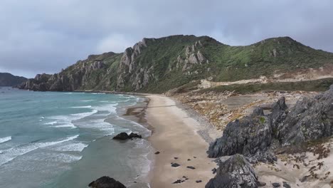 Wunderschöne-Landschaft-Mit-Zerklüftetem-Weststrand-Und-Felsformationen