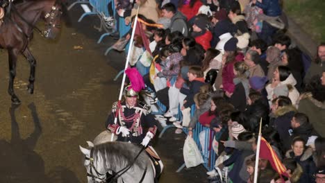 Ein-Teilnehmer,-Der-Auf-Einem-Pferd-Beim-Dreikönigsfest-Reitet,-Auch-Bekannt-Als-Dreikönigsparade,-Schließt-Sich-Familien-Und-Zuschauern-An