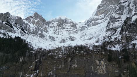 Klöntalersee-Suiza-Vista-épica-Acercándose-A-Los-Alpes-Mirando-Hacia-Arriba