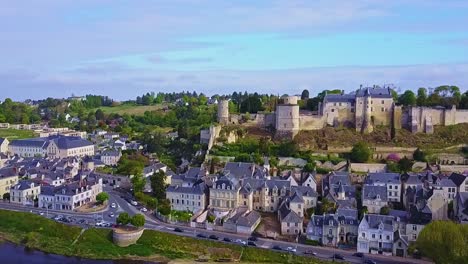 El-Histórico-Castillo-De-Chinon-Con-Vistas-Al-Pueblo-De-Chinon-Y-Al-Río-Vienne