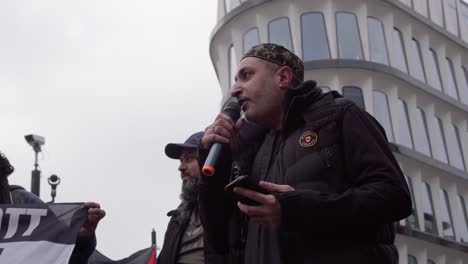 Hombres-Cantan-Apasionadamente-Frente-Al-Micrófono-En-Una-Protesta-En-Palestina