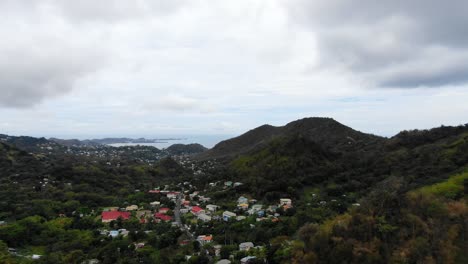 Con-Vistas-A-Una-Exuberante-Selva-Tropical-Granadina-Con-Casas-Dispersas-Y-Una-Vista-Del-Mar