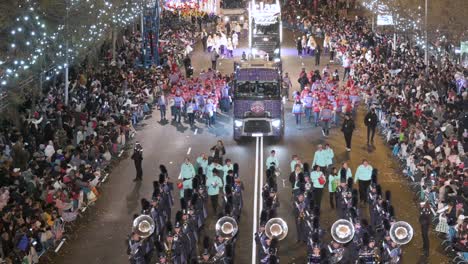 Los-Jinetes-De-Carrozas-En-El-Festival-De-Los-Reyes-Magos,-También-Conocido-Como-El-Desfile-De-Los-Reyes-Magos,-Se-Unen-A-Las-Familias-Y-A-Los-Espectadores.