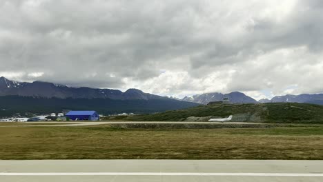 POV-Eines-Passagiers-Aus-Einem-Flugzeug,-Das-Auf-Der-Landebahn-Des-Internationalen-Flughafens-Ushuaia-Malvinas-Rollt