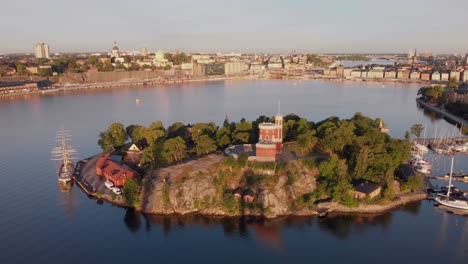 Insel-Kastellholmen,-Stockholm-An-Einem-Ruhigen,-Sonnigen-Sommermorgen