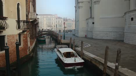 Canal-Tranquilo-De-Venecia-Con-Barco,-Italia