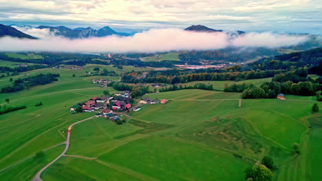 Cloudscape-Sobre-Un-Pueblo-Idílico-En-Prados-Verdes