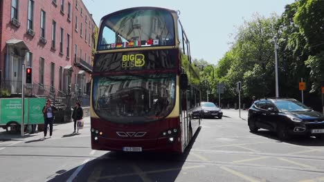 Doppeldecker-Tourbus-Biegt-An-Einer-Ecke-In-Der-Dublin-City-Street-Rechts-Ab