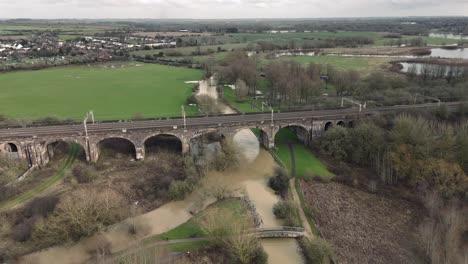 Vista-Aérea-Del-Viaducto-De-Haversham-Y-Little-Linford-En-Un-Día-Nublado-Que-Muestra-Las-Inundaciones-Locales-Del-Río-Great-Ouse,-Milton-Keynes,-Buckinghamshire,-Inglaterra