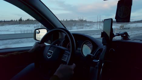 Dentro-De-Un-Coche-Con-Volante-En-La-Carretera-En-Invierno