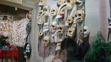 Golden-Venetian-masks-at-Ca'-Macana-display