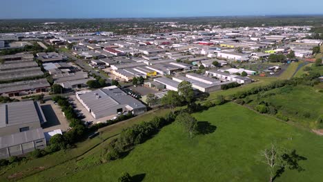 Vistas-Aéreas-De-Izquierda-A-Derecha-Sobre-La-Zona-Industrial-Y-El-Parque,-Brendale