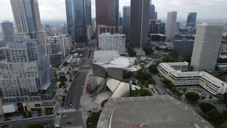 Vista-Aérea,-Sala-De-Conciertos-De-Walt-Disney-Y-La-ópera-En-El-Centro-De-Los-Angeles-Ca-Usa,-Revelando-Una-Toma-De-Drones-De-Los-Rascacielos-Centrales