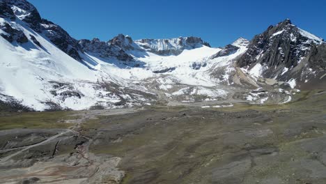 Klare-Bergluft-Im-Hohen-Altiplano,-Luftaufnahme-Vor-Schneebedeckten-Gipfeln