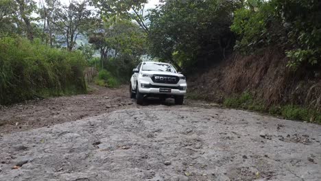 Foton-Coche-4x4-En-Camino-De-Tierra-En-Las-Montañas,-Coche-4x4