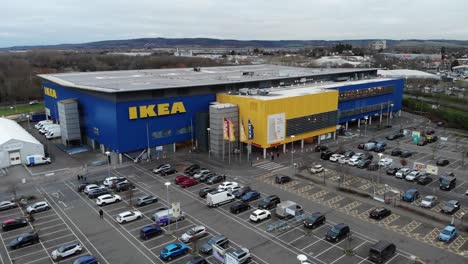 Toma-Ascendente-De-La-Tienda-Ikea-En-Milton-Keynes,-Buckinghamshire,-Reino-Unido