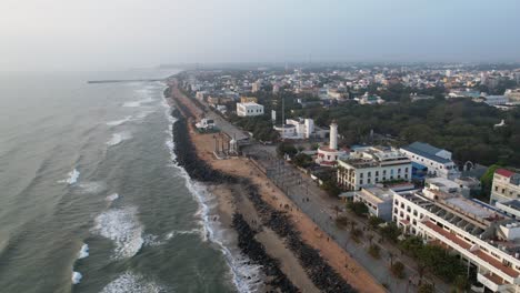 Luftaufnahmen-Vom-Pondycherry-Beach,-Einer-Der-ältesten-Französischen-Kolonien,-Am-Frühen-Morgen