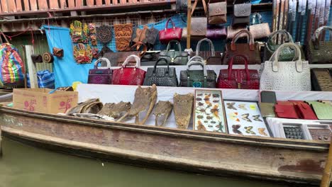 Khlong-Lat-Mayom-Schwimmender-Markt-Krokodilleder-Verkäufer-Bangkok-Thailand