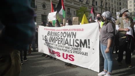 Eine-Weitwinkelaufnahme-Von-Pro-palästinensischen-Demonstranten,-Die-Ein-Banner-In-Der-Menge-Beim-Marsch-Auf-Washington-Tragen