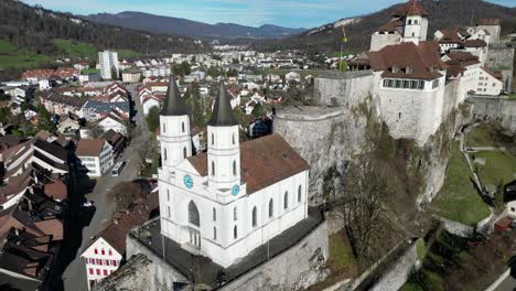 Aarburg-Aargau-Schweiz-Hügel-Historische-Burg-Mit-Geschäftigen-Innenstadt-Unten
