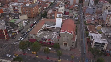 Barrio-Del-Centro-De-Bogota,-Iglesia-Colonial-De-Bogotá,-Centro-Turístico-Y-De-Las-Artes