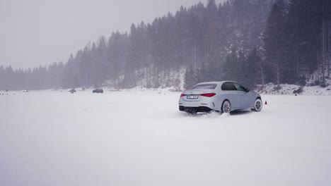 El-Coche-Se-Desliza-Lateralmente-En-Una-Pista-De-Carreras-Nevada-Durante-La-Competición-De-Deriva-Invernal