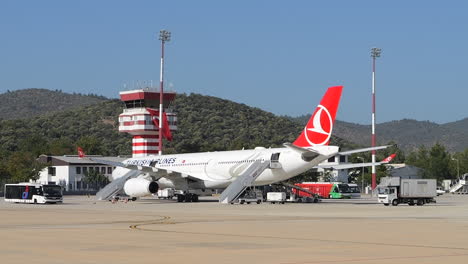 Avión-A330-De-Turkish-Airlines-Estacionado-En-La-Plataforma-Del-Aeropuerto-De-Antalya,-Turquía