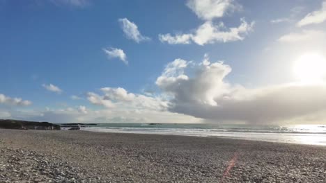 Bewegungsraffer-Von-Links-Nach-Rechts,-Vorbeiziehende-Wolken-Am-Strand-An-Einem-Sonnigen-Tag