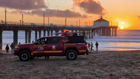 Los-Angeles-county-lifeguard-truck-at-the-Manhattan-Pier,-sunset-in-California,-USA
