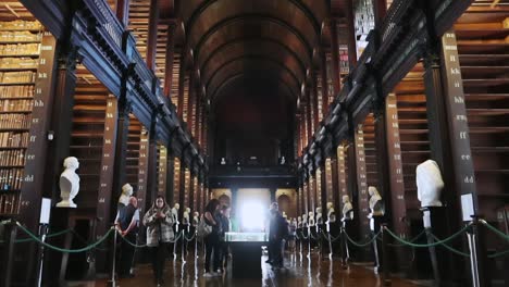 Vista-Vertical-De-La-Famosa-Sala-Larga-De-La-Antigua-Biblioteca-Del-Trinity-College.