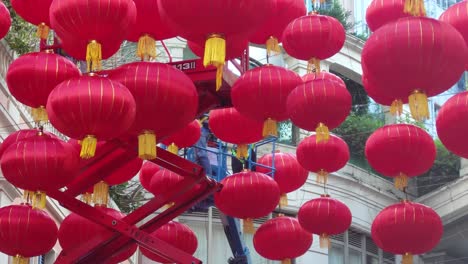 Vista-De-Cerca-De-La-Linterna-Roja-Del-Año-Nuevo-Chino-En-La-Calle-Lee-Tung-Ondeando-Durante-Un-Día-Ventoso-En-Wan-Chai,-China