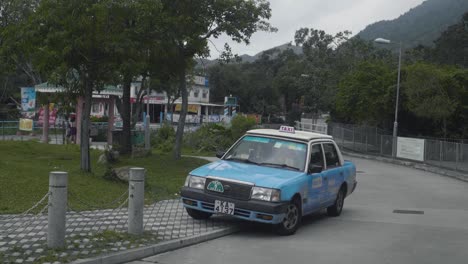 Taxi-Estacionado-En-La-Calle-De-Entrada-Al-Monasterio-De-Ngong-Ping-Y-Atracción-Turística.