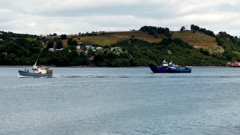 Barcos-De-Pesca-Navegando-Por-El-Paisaje-Marino-En-El-Canal-De-Dalcahue,-Chile.