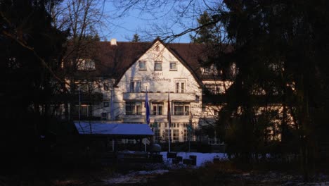 Hotel-Bilderberg-Exterior-Entre-árboles-De-Invierno-En-El-Bosque-Cubierto-De-Nieve