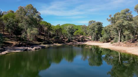 Scenic-woodland-lake-shores-relaxing-natural-beauty-spot-Sierra-de-Andujar-AERIAL-PUSH