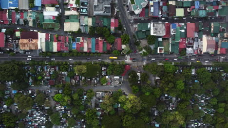 Birds-eye-drone-shot-above-vehicles-on-the-South-Avenue-of-Makati,-Philippines