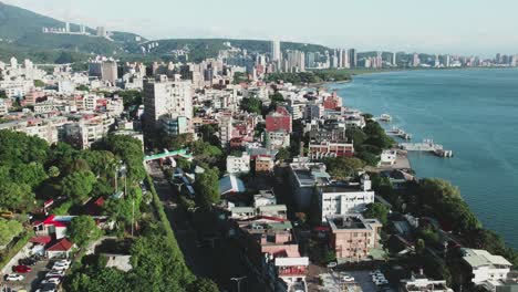 Paisaje-Urbano-Aéreo-Del-Distrito-De-Tamsui-En-La-Nueva-Ciudad-De-Taipei-En-Un-Día-Soleado---Taiwán