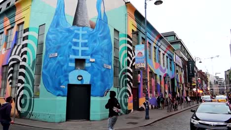 Temple-Bar-streets-with-buildings-decorated-with-graffitis-in-Dublin,-Ireland