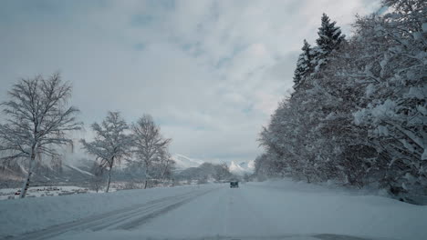 Vídeo-En-Primera-Persona-De-Una-Conducción-Por-Los-Fiordos-Occidentales-De-Noruega-En-Invierno,-Que-Muestra-Un-Viaje-Por-Carreteras-Nevadas