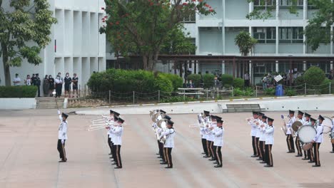 La-Banda-De-Música-De-La-Policía-De-Hong-Kong-Actúa-Durante-Una-Jornada-De-Puertas-Abiertas-Para-Celebrar-El-Día-De-La-Educación-Sobre-Seguridad-Nacional-En-La-Escuela-De-Policía-De-Hong-Kong-En-Hong-Kong,-China